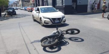 Motociclista herido al ser embestido por un automóvil