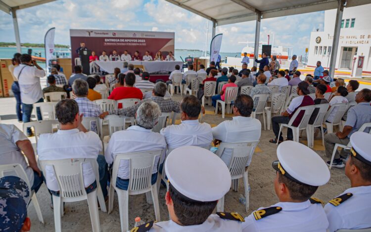 Entregan motores para embarcaciones a pescadores de la zona de la Laguna Madre