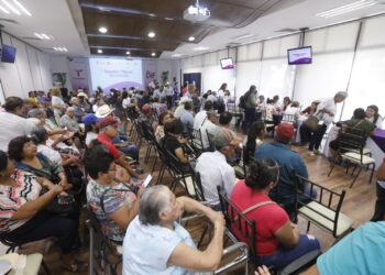 Atiende DIF a 400 personas de Casas y Victoria con segunda etapa de la campaña de cataratas