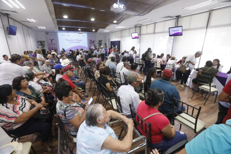 Atiende DIF a 400 personas de Casas y Victoria con segunda etapa de la campaña de cataratas