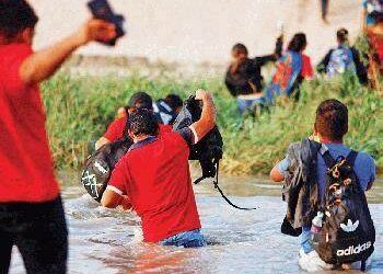 Gobernador Greg Abbott de Texas endurece las medidas antimigrantes