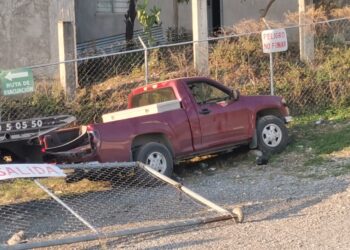 Camioneta se estrella contra cerca metálica de una empresa gasera