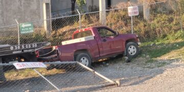 Camioneta se estrella contra cerca metálica de una empresa gasera