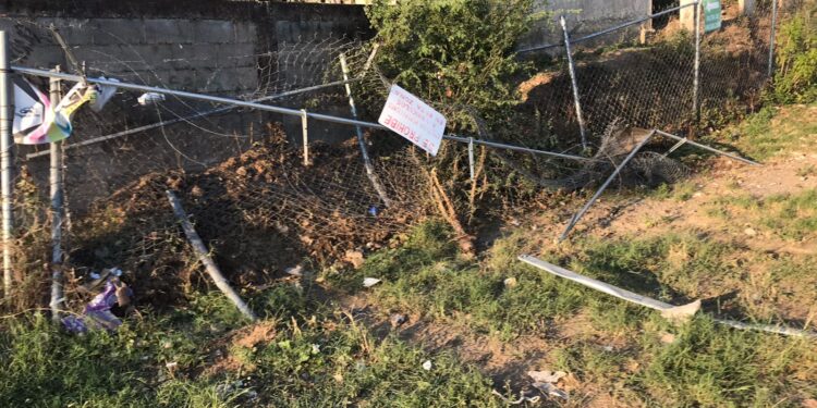 Camioneta se estrella contra cerca metálica de una empresa gasera