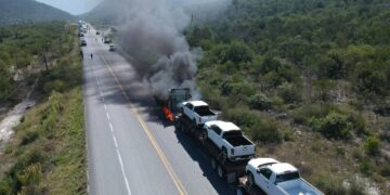 Se incendió tractocamión tipo nodriza en carretera Victoria-Tula-SLP