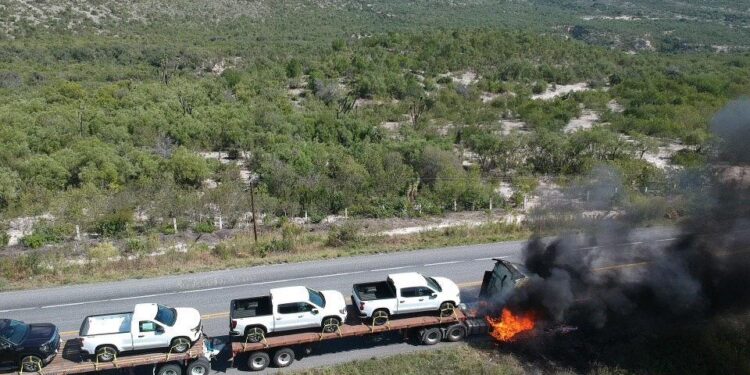 Se incendió tractocamión tipo nodriza en carretera Victoria-Tula-SLP