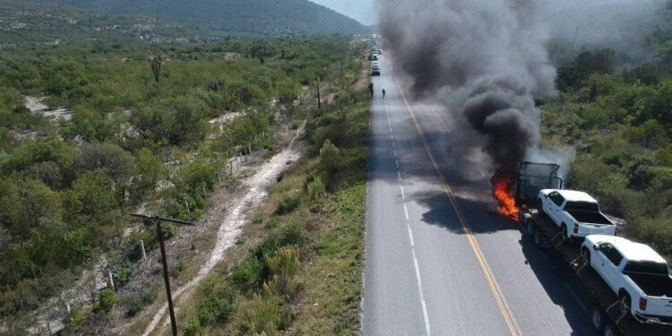 Se incendió tractocamión tipo nodriza en carretera Victoria-Tula-SLP