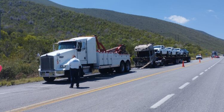 Se incendió tractocamión tipo nodriza en carretera Victoria-Tula-SLP