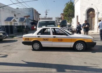Camioneta embiste a taxi en crucero de calles 5 y Matamoros