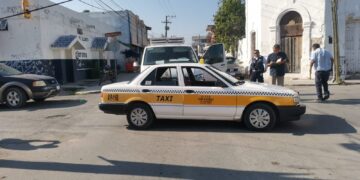 Camioneta embiste a taxi en crucero de calles 5 y Matamoros