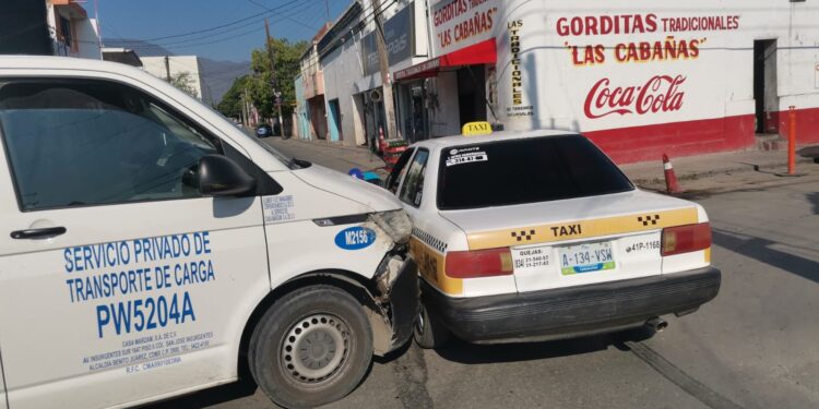Camioneta embiste a taxi en crucero de calles 5 y Matamoros
