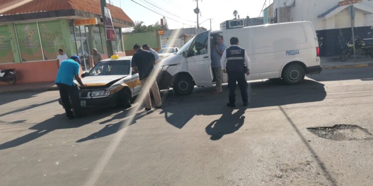Camioneta embiste a taxi en crucero de calles 5 y Matamoros