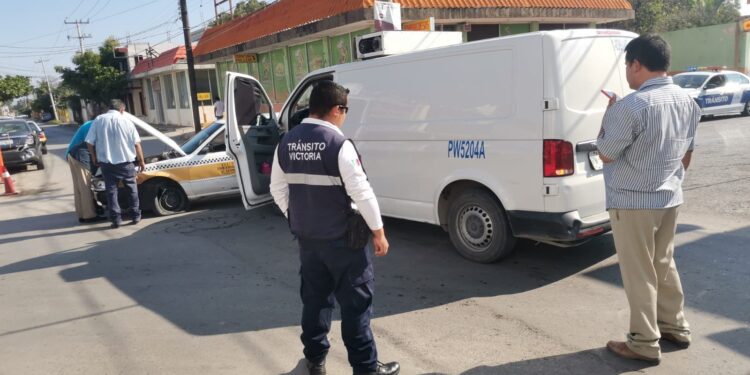 Camioneta embiste a taxi en crucero de calles 5 y Matamoros