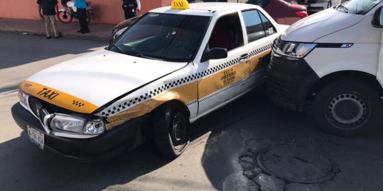 Camioneta embiste a taxi en crucero de calles 5 y Matamoros