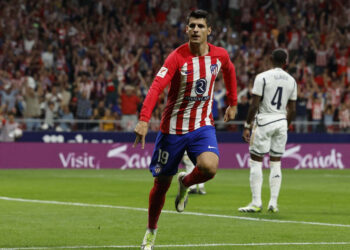 Atlético gana 3-1 el derbi y deja al Real Madrid sin liderato