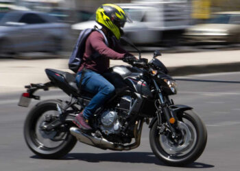 Prohíben manejar motos a menores de 18 años y transportar a menores de 12 años