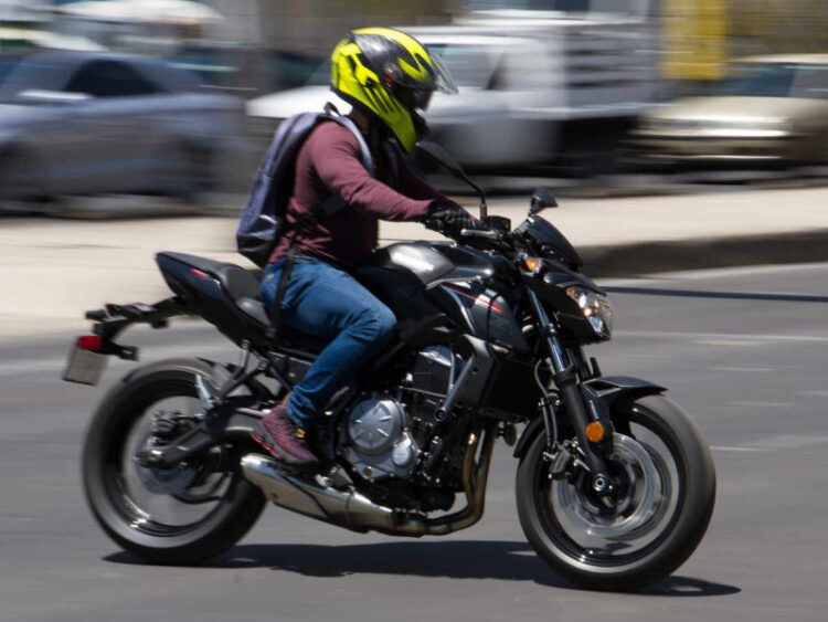 Prohíben manejar motos a menores de 18 años y transportar a menores de 12 años