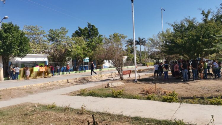 Padres de familia piden destituir al director de primaria en Ej. La Libertad