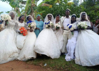 En Uganda, curandero se casa con siete esposas a la vez