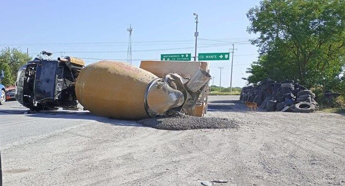 Camión-Trompo cargado con cemento parte a tractor a la mitad