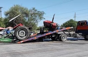 Camión-Trompo cargado con cemento parte a tractor a la mitad