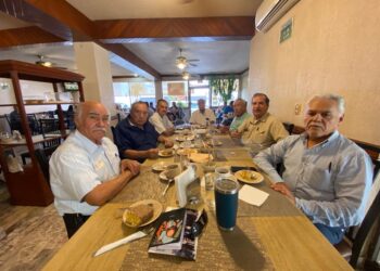 Egresados del Politécnico festejan cumpleaños 85 del Arq. Carlos García Hernández