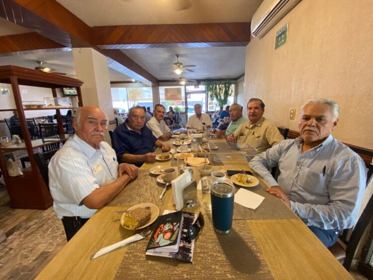 Egresados del Politécnico festejan cumpleaños 85 del Arq. Carlos García Hernández