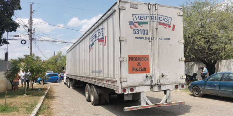 Trailero causa daños en cableado eléctrico en colonias Nacozari y Miguel Alemán