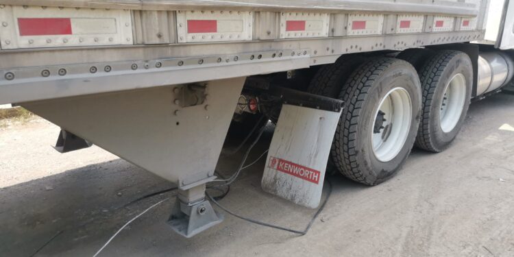 Trailero causa daños en cableado eléctrico en colonias Nacozari y Miguel Alemán