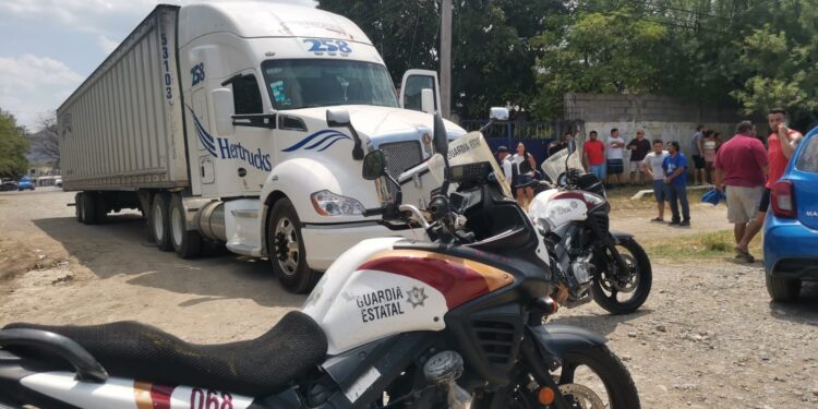 Trailero causa daños en cableado eléctrico en colonias Nacozari y Miguel Alemán