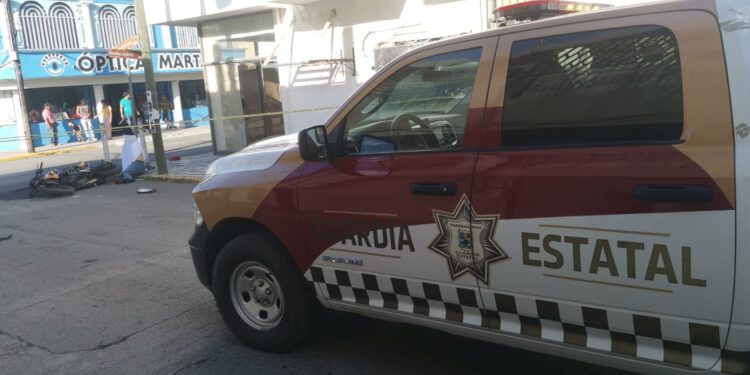 Camioneta embiste y mata a motociclista en crucero del 13 y Juárez; otro fracturado