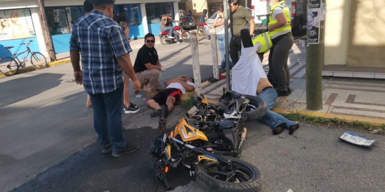 Camioneta embiste y mata a motociclista en crucero del 13 y Juárez; otro fracturado