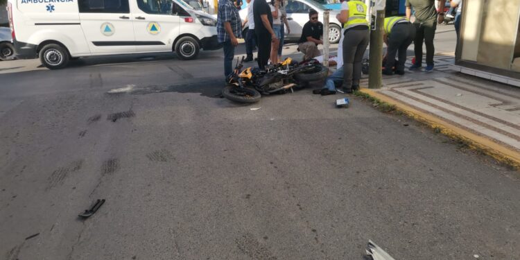 Camioneta embiste y mata a motociclista en crucero del 13 y Juárez; otro fracturado