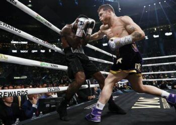 Canelo Álvarez derriba a Jermell Charlo en séptimo, pero la pelea se va decisión unánime