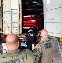 Interceptan contrabando de vehículos robados en Baltimore