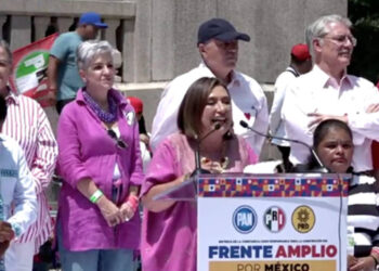 Xóchitl Gálvez recibe constancia como coordinadora del Frente Amplio por México