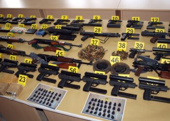 Detienen a dos con 270 armas en Texas