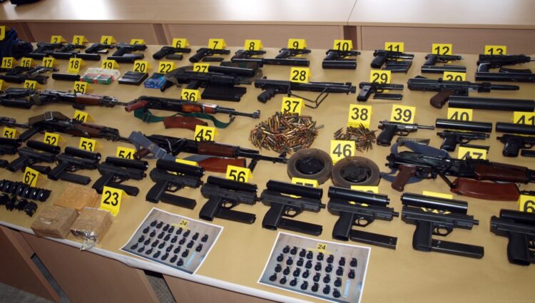 Detienen a dos con 270 armas en Texas