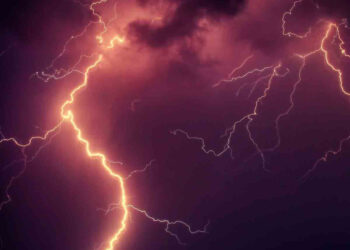 Al menos 12 muertos deja caída récord de 61 mil rayos en solo dos horas en India