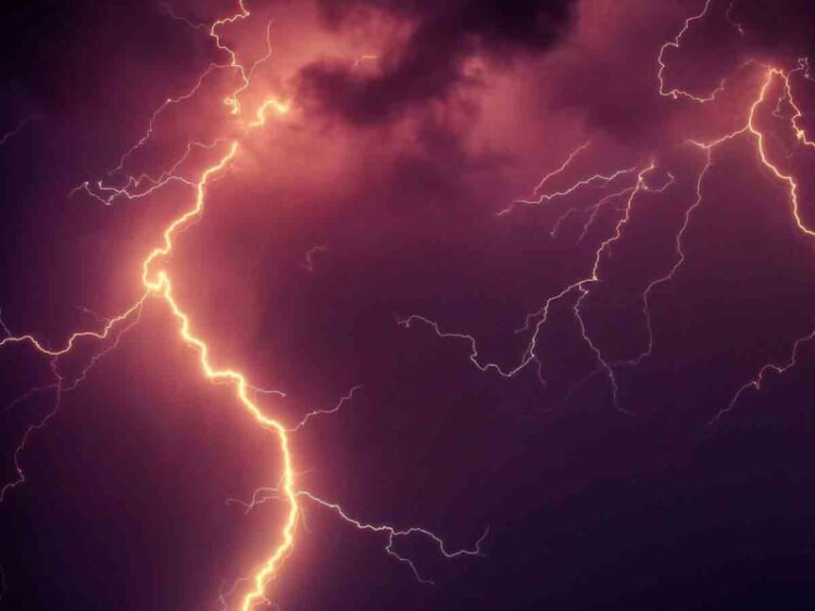 Al menos 12 muertos deja caída récord de 61 mil rayos en solo dos horas en India