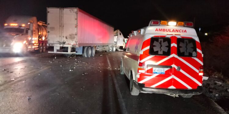 Chocan tráilers y muere uno de los choferes