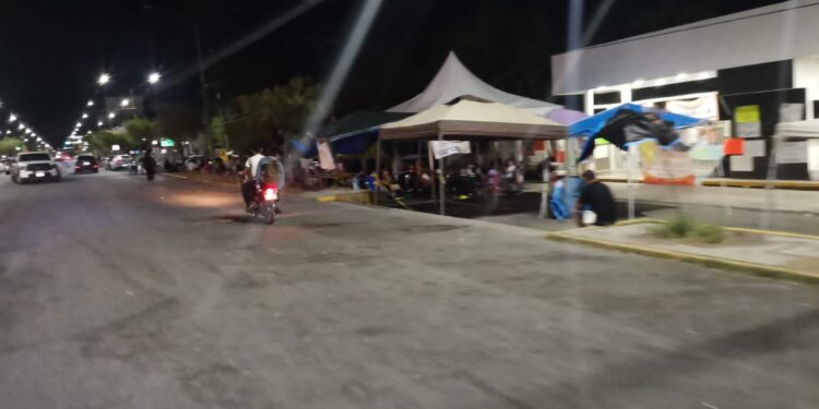 Liberan maestros vialidad en Calzada Tamatán