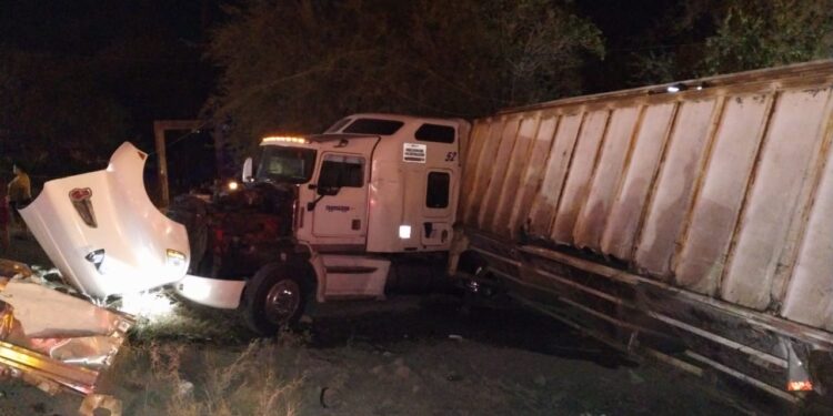 Chocan tráilers y muere uno de los choferes