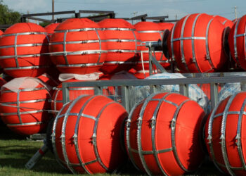 Juez ordena a Texas retirar la barrera de boyas de la frontera con México