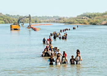 Juez ordena a Texas quitar muro flotante del río Bravo en una semana