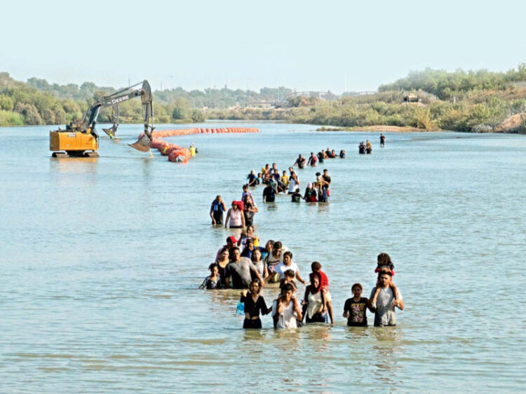 Juez ordena a Texas quitar muro flotante del río Bravo en una semana
