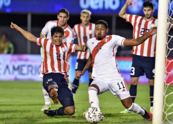 Perú se lleva un punto de Paraguay con 10 hombres