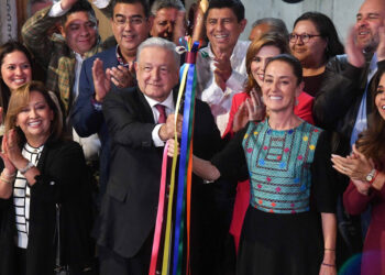 López Obrador entrega el bastón de mando a Claudia Sheinbaum