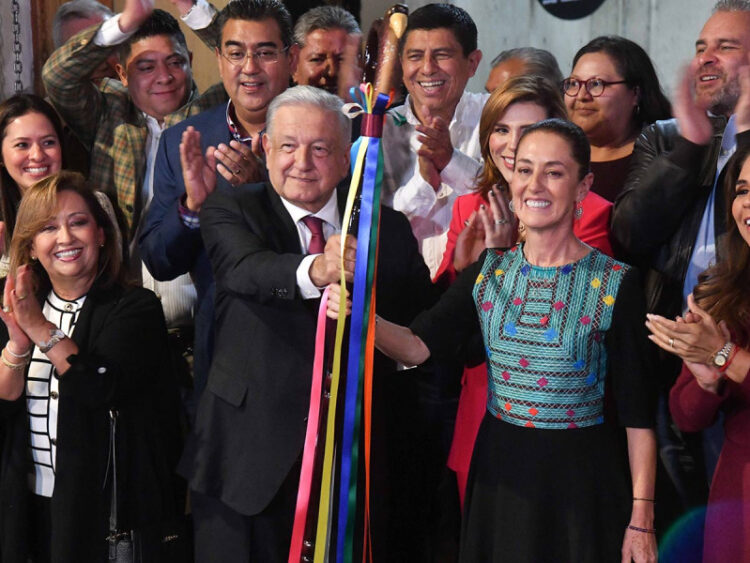 López Obrador entrega el bastón de mando a Claudia Sheinbaum