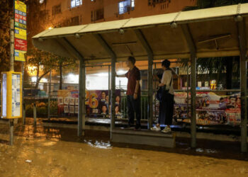 Hong Kong sufre severas inundaciones tras su mayor tormenta en casi 140 años